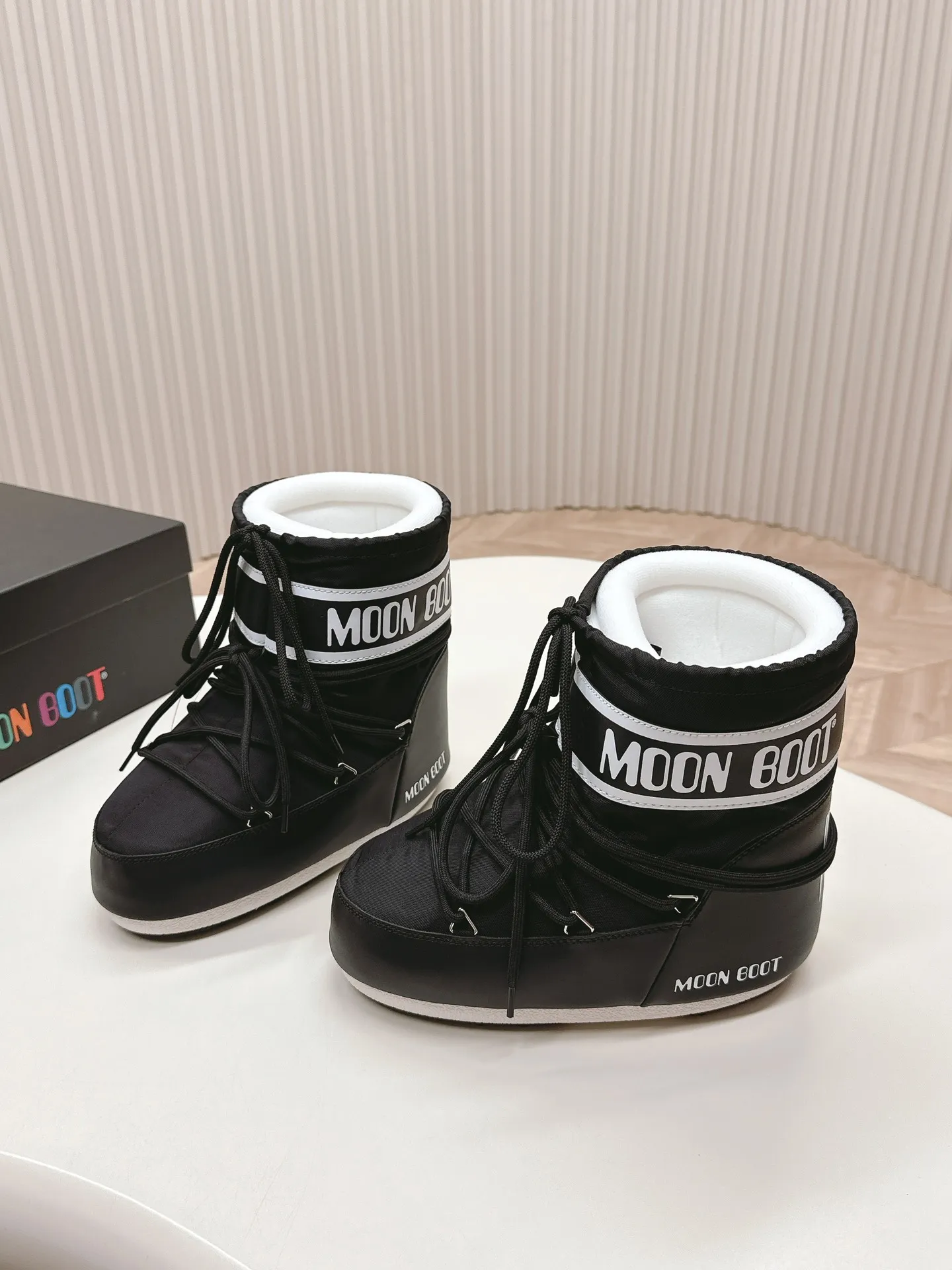 Men's shoes pP600! Fabric short boots Moon Boot 24ss The latest snow boots series for autumn and winter... Ugly snow short boots Forget UGG, fashionable people are wearing Moon Boot snow boots. If you find it difficult to accept the revival of UGG, now there is a more alternative snow boot that is back. It is 4 cm taller. That is the Moon Boot. It was already very popular in the millennium. Paris Hilton, Victoria Beckham and other celebrities often wore it, and now the Y2K trend is popular again. The same QQ show outfit worn by young children. The ugly snow boots that have been shown by thousands of people have become popular again. They are not distinguished between men and women. They look slim and warm and easy to wear. Fabric: 70% cotton and 30% plastic. Lining: 100% silk cotton liner. Feet: 100% silk cotton liner. Outsole: thermoplastic rubber. Bottom thickness: 4cm. Size: #35-41 (41 customization is not returnable).
